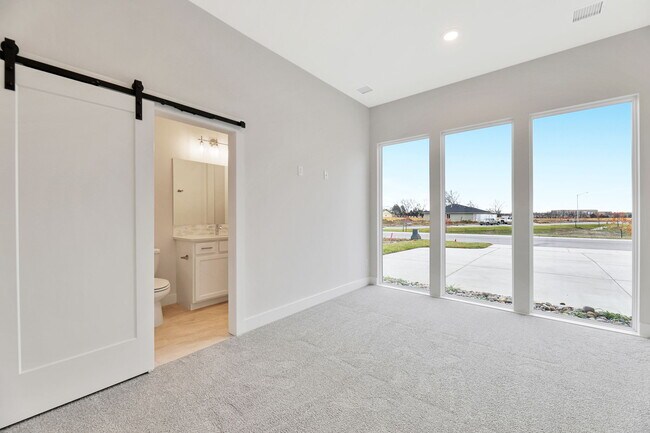 Building Photo - 832 N Speyside Cir