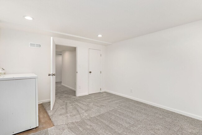 Foto del edificio - Coming Soon - Adorable Three Bedroom in Olathe