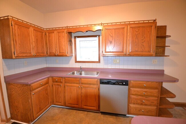 Foto del edificio - Remodeled 3-bedroom, open floor plan, Newe...