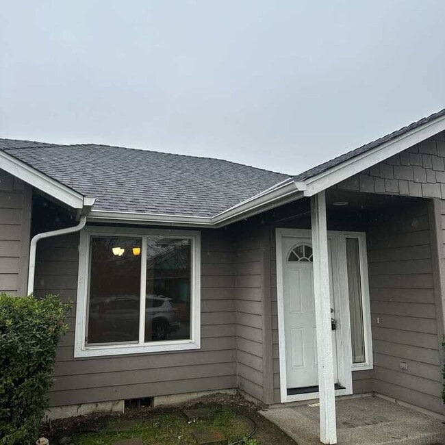 Building Photo - 1223 SW Sun Glo Dr