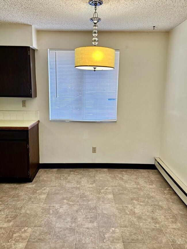 Foto del edificio - Hard to find 2 bdrm, 1.5 bath unit with water, sewer, and garbage.  Onsite laundry and A/C!