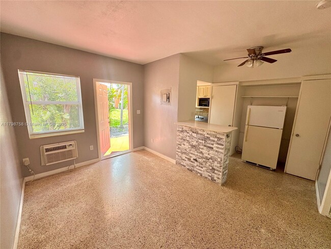 Building Photo - 140 SW 30th Ct