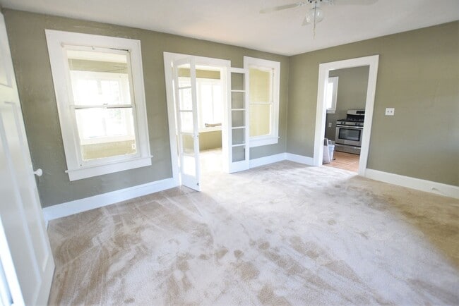 Foto del edificio - Bright Top-Floor 1 Bedroom in the Heart of...