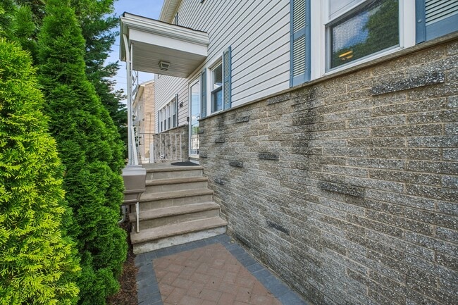 Building Photo - 862 Dewey St