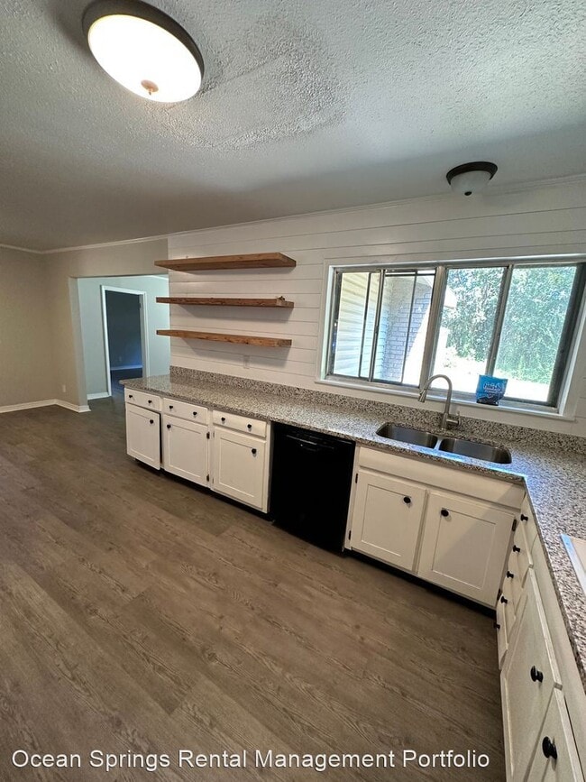 Building Photo - 4 br, 1.5 bath House - 2402 Woodmont Street