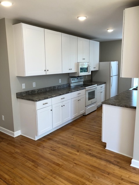 Fully equipped kitchen with stove, oven microwave and dishwasher - 2197 4th St