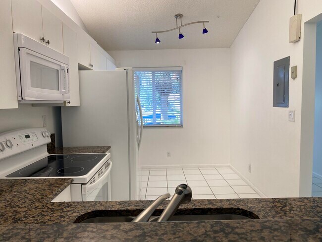 Foto del edificio - 460 NW 67th St