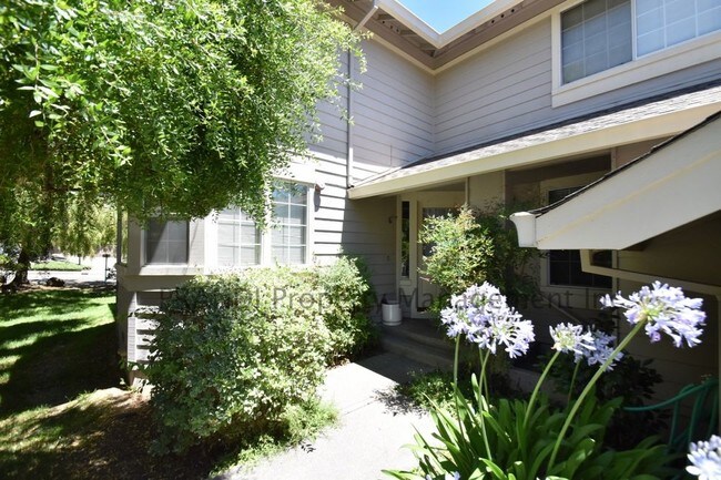 Foto del edificio - Sunny 3 Bedroom End-Unit in Partridge Knolls