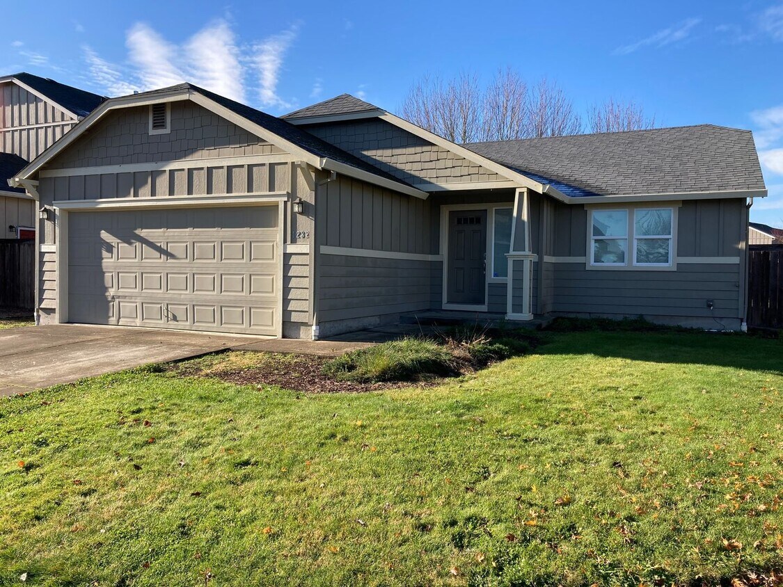 Foto principal - Beautiful Home! Large open living room! Do...