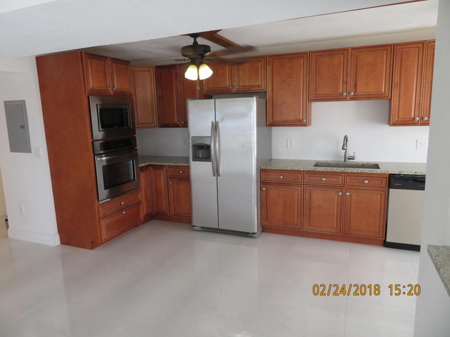 Building Photo - 4164  Inverrary Drive 615