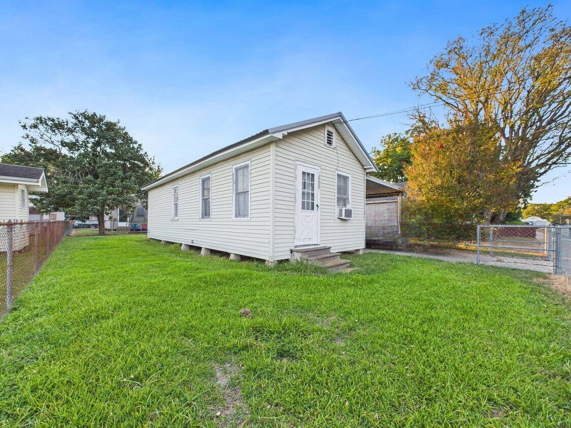 Primary Photo - Charming Cottage Available now!