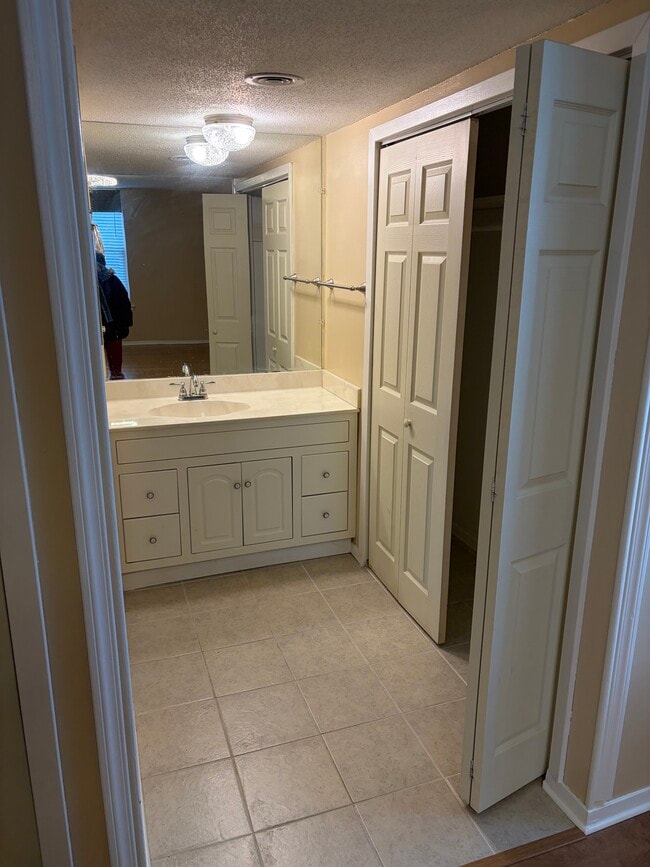 Building Photo - 6617 Poplar Ave