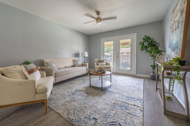SPACIOUS, NATURAL LIGHTING - Lodge Apartments Pascagoula