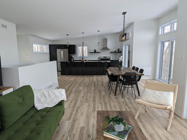 Building Photo - 94 Chem. des Martins Pêcheurs