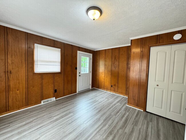 Foto del edificio - 240 Lynbrook Rd