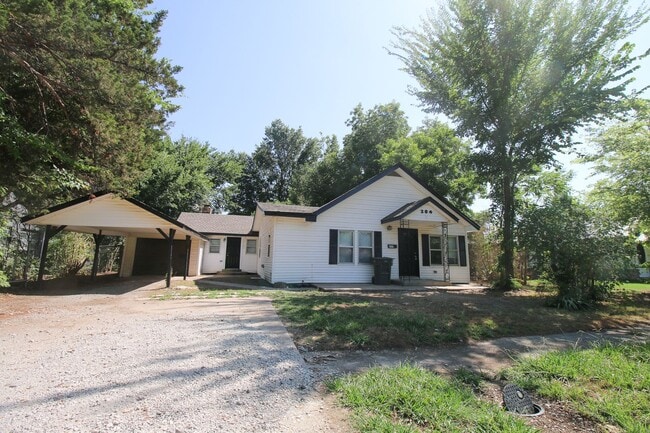 Building Photo - Recently Remodeled 3 Bed 2 Bath!