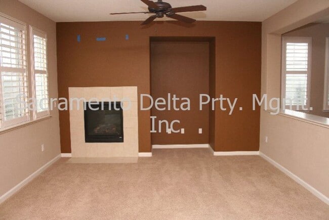 Building Photo - Beautiful 3/2 condo in the heart of Elk Grove!
