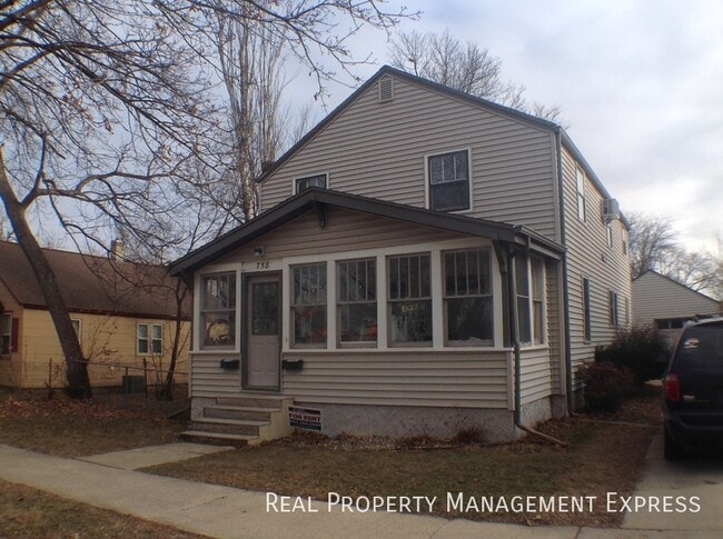 Building Photo - 2 Bedroom 1 Bathroom Lower Level Unit Clos...