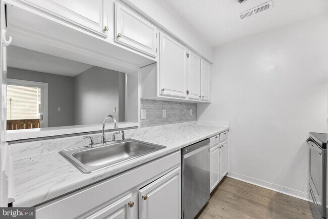 Foto del edificio - 2415 Ravens Crest Dr