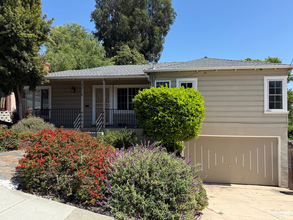 Foto principal - 3210 82nd Ave