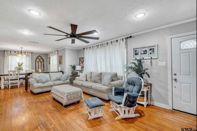 Building Photo - 1112 N Azalea Dr