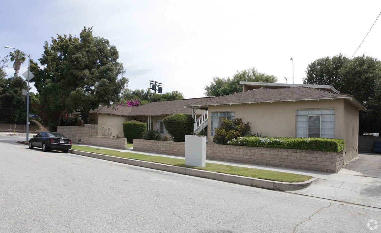 Primary Photo - 4750-4754 Kraft Ave