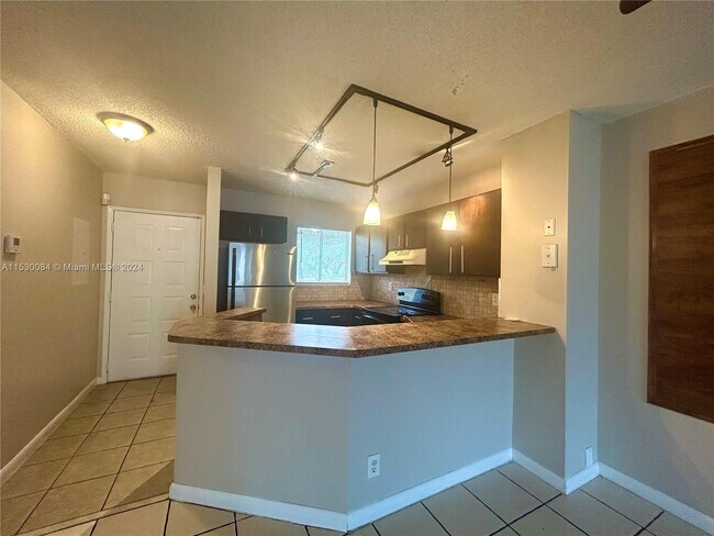 Foto del edificio - 8750 N Sherman Cir