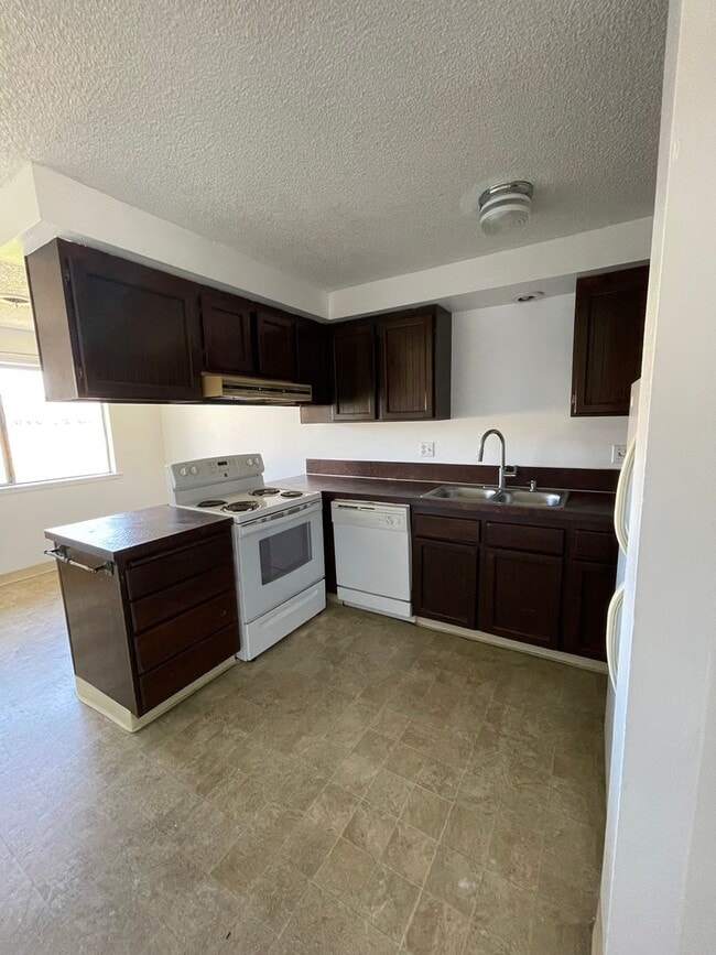 Foto del edificio - 3 bed 1 bath upstairs apartment with deck ...