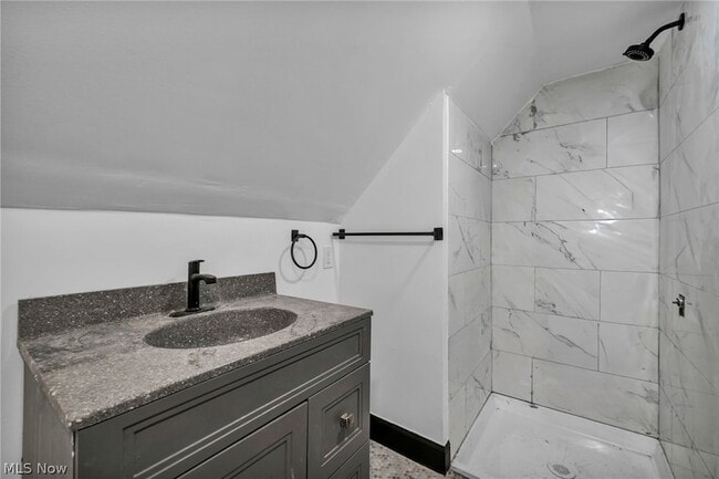 Building Photo - 12001 Oakview Ave