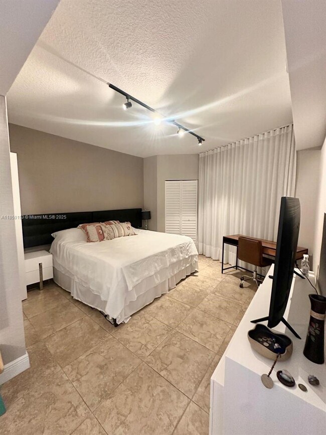 Foto del edificio - 185 SW 7th St