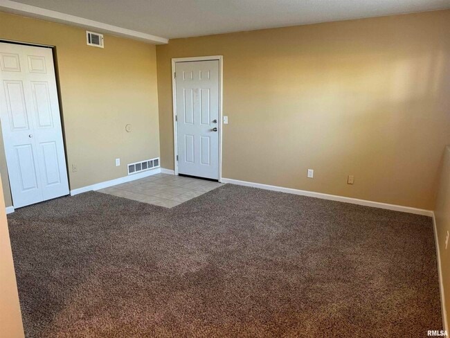 Building Photo - 415 W Cedar Ln Dr