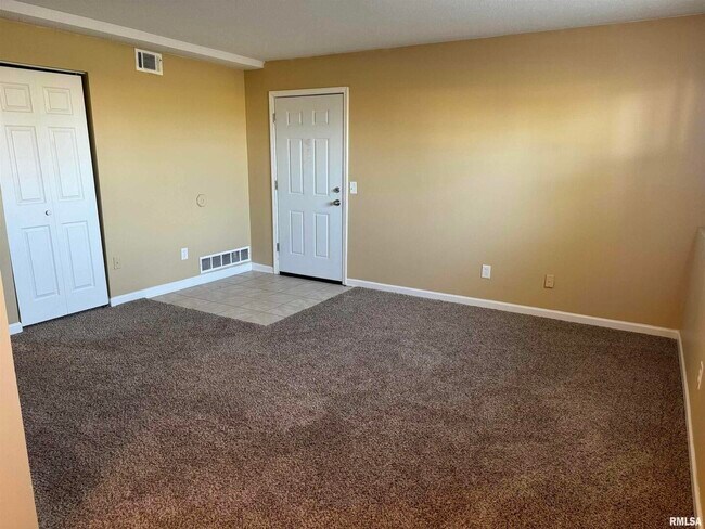 Foto del edificio - 415 W Cedar Ln Dr