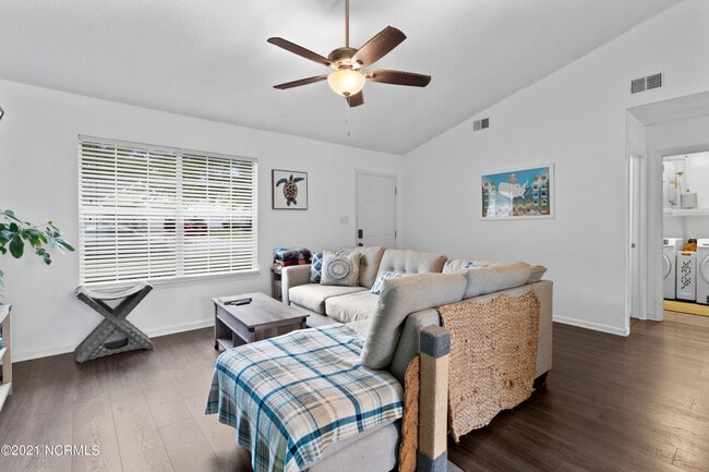 Building Photo - 400 Somerset Cove