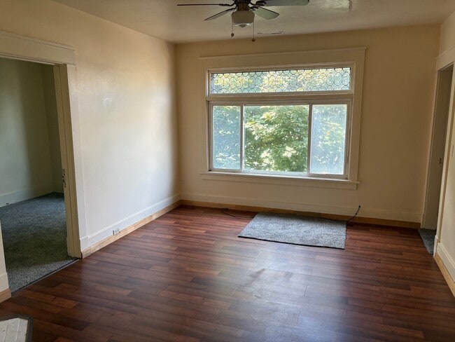 Building Photo - 423 Cascade St