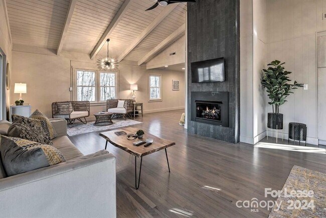 Building Photo - 28 Maple Dr