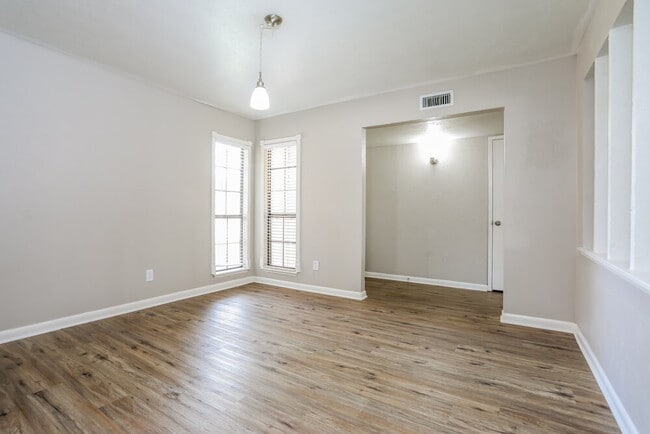 Building Photo - 4141 Yellowleaf Dr