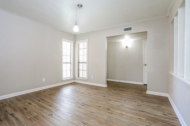 Foto del edificio - 4141 Yellowleaf Dr