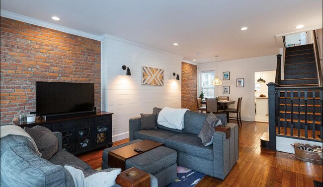 Building Photo - 554 Spruce St