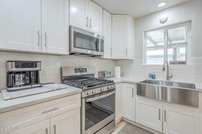 Foto del edificio - 4240 E Bluefield Ave