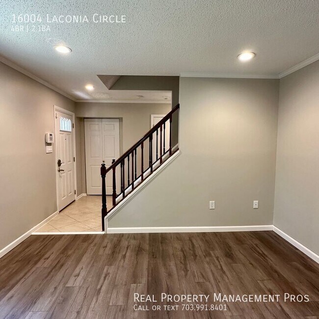 Foto del edificio - Just renovated single family home / Fenced...