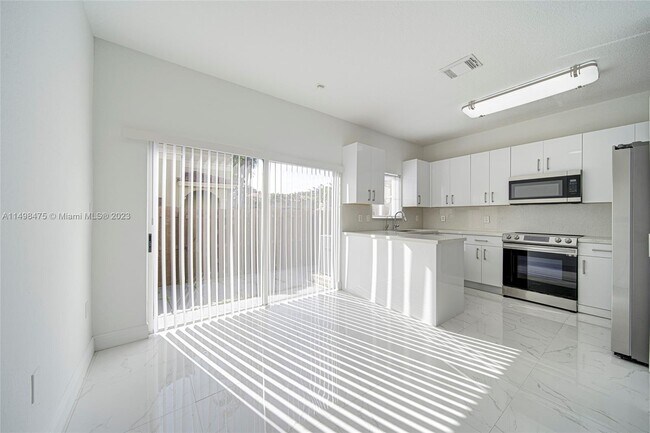 Foto del edificio - 10740 NW 83rd St