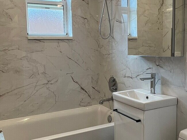 Foto del edificio - "Charming Sunnyside Retreat: 1-Bedroom Haven with Elegant Granite & Hardwood Touches!"