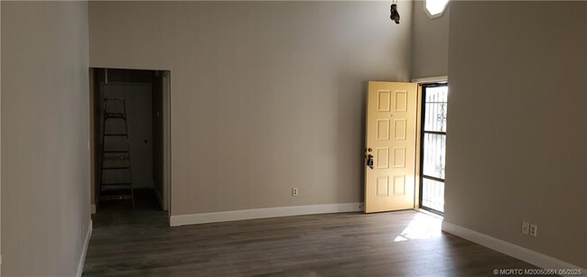 Building Photo - 41 SE Ontario Way