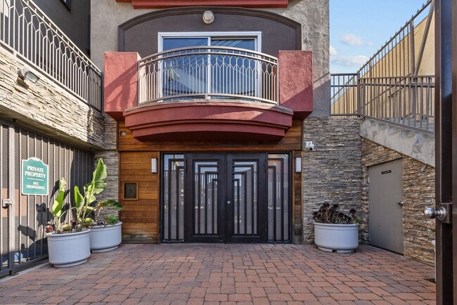 Building Photo - Amazing 2 Bed Condo in Noho!