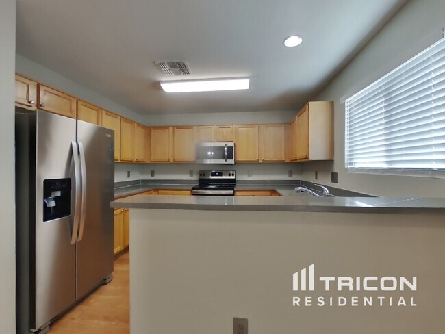 Building Photo - 1149 E Lakeview Dr