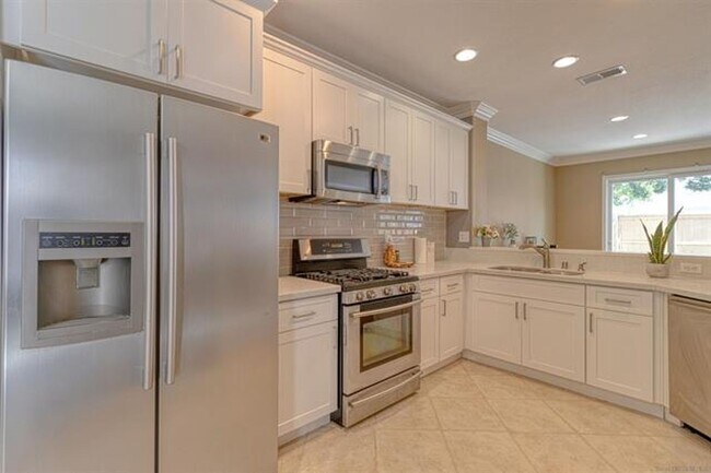 Foto del edificio - Recently Remodeled- 3 Bed 2.5 Bath 2 Story...