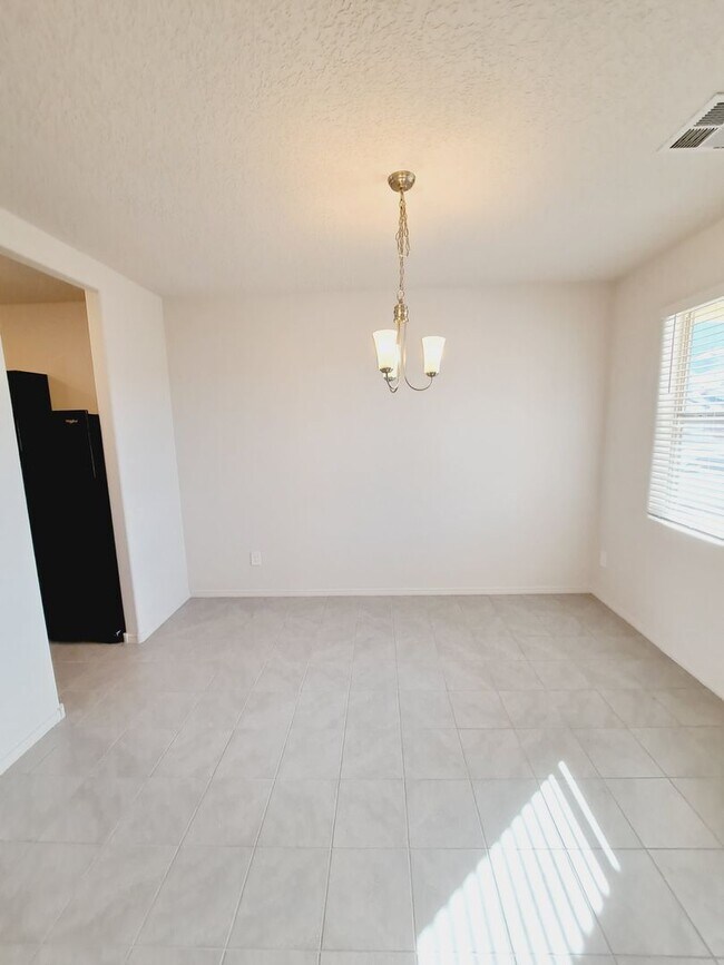 Foto del edificio - MOVE IN SPECIAL 1/2 off 1st months rent! 3...