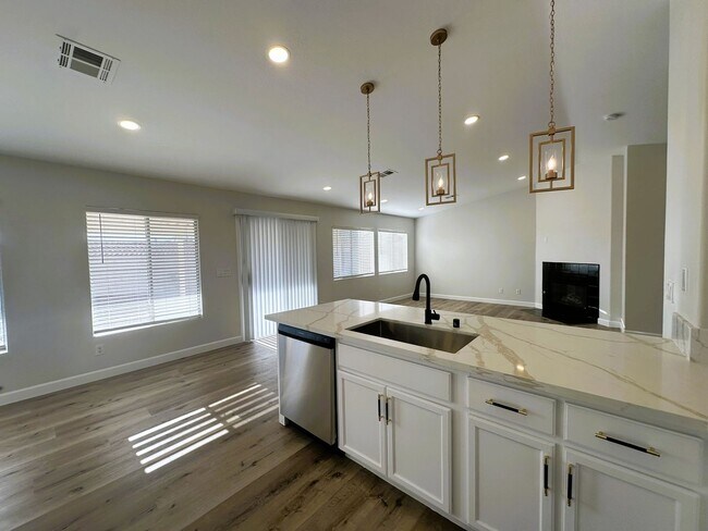 Building Photo - SINGLE STORY!! NO HOA'S!! 3 CAR GARAGE REA...