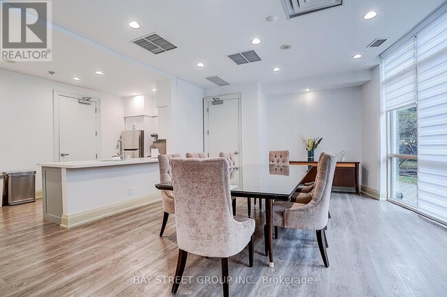 Photo du bâtiment - 30 Harrison Garden Blvd