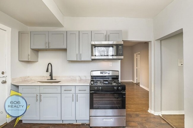 Building Photo - 1022 E Hyde Park Blvd